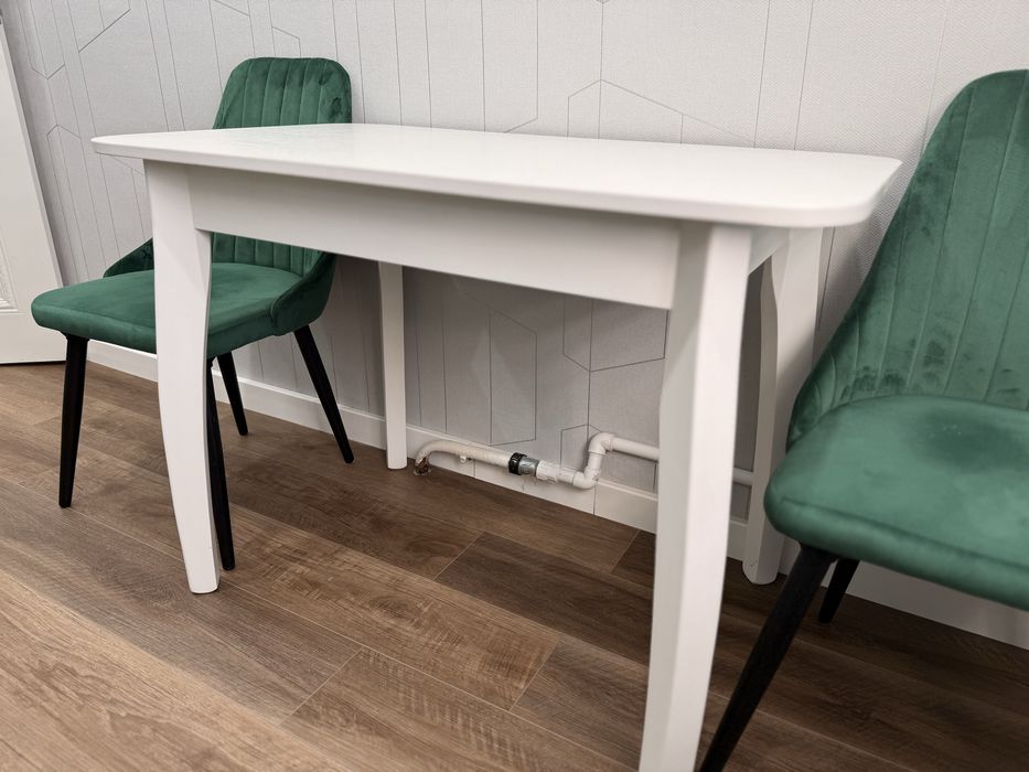 Продам стол и стулья для кухни новые совсем