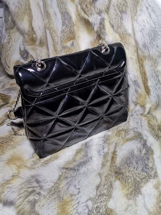 Дамска лачена чанта в черно