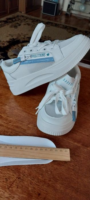 Продам кроссовки детские