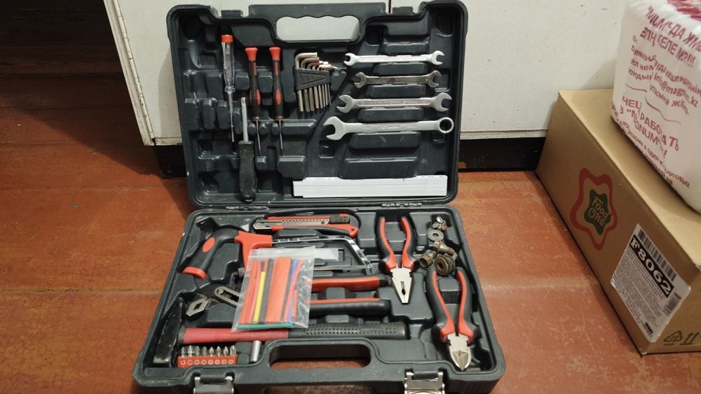 Набор инструментов в пластиковом чемодане