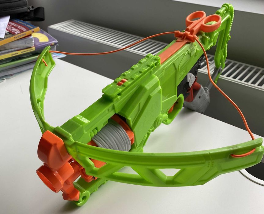 NERF Zombie Strike Outbreaker Bow + 5 cartuse