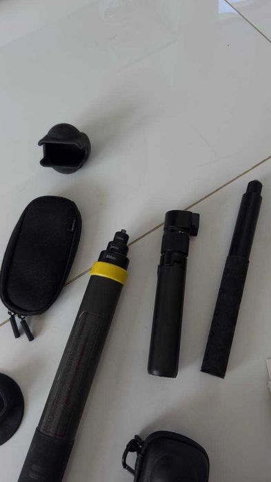 Pachet complet Insta360 X4 + accesorii în valoare de peste 1.500 lei: carcasă subacvatică, Premium Lens, selfie stick extins 3m, monopiede și huse.
