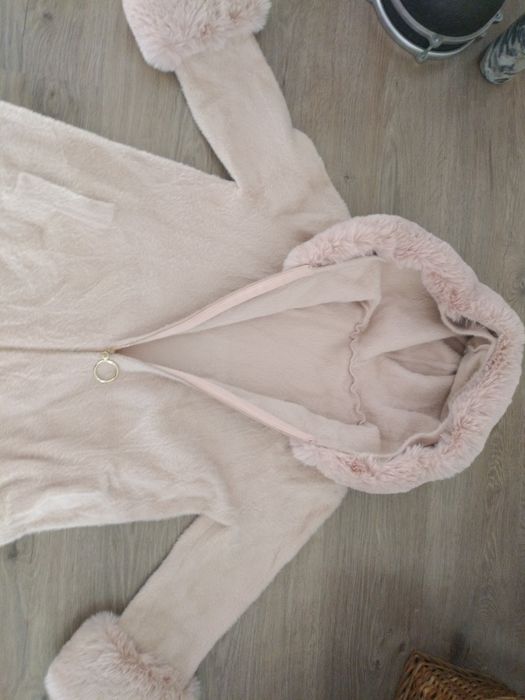 Палто, кожух пепел от рози
30 лв