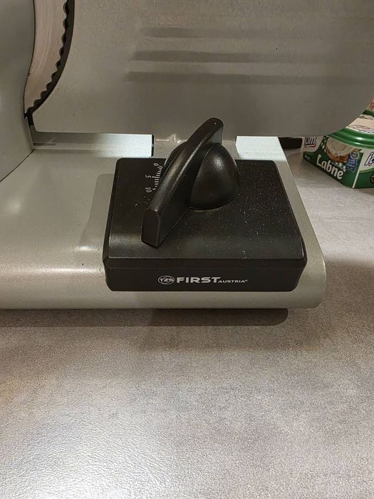 Продавам колбасо резачка