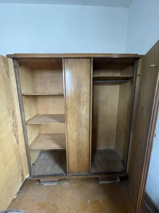 Старинен гардероб от орех