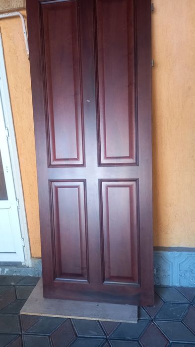 Продам двери из красного дарева 3шт 2300×870 и 1 входная