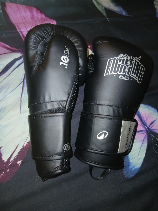 Manusi pentru box
