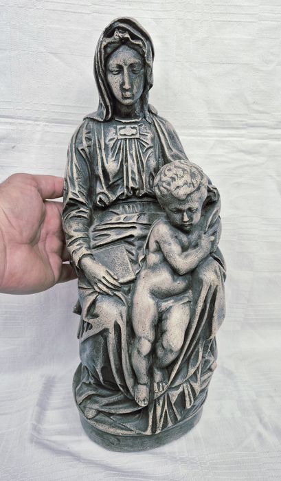 Statuetă Michelangelo Buonarrati Madonna Fecioara Maria cu Pruncul Iisus Sedes Sapientiae din rășină, anii 1950.