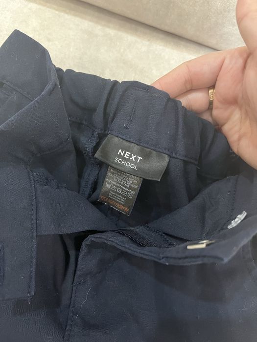 Белая футболка  и брюки синие