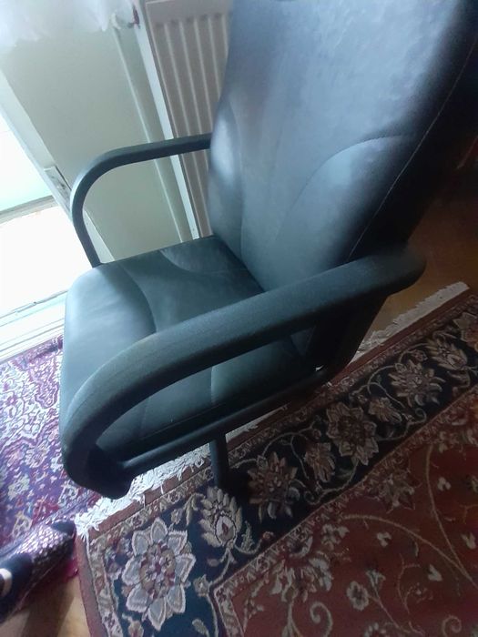 Scaun negru de birou