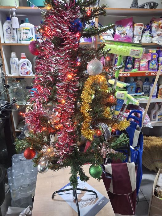 Brad artificial 1,4 m cu instalație,  globuri si beteala. Suport metal