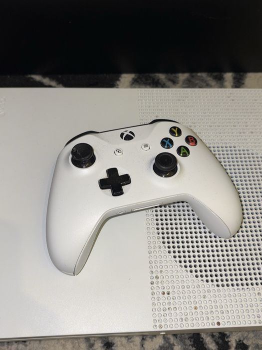 Xbox One S 1TB.