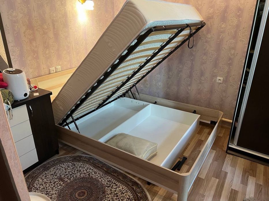 Современная кровать 160×200 с подъёмным механизмом и матрасом