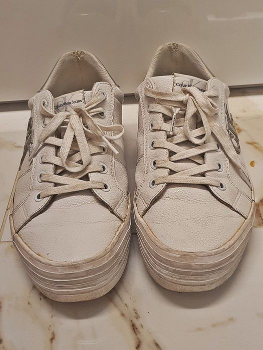 Бели спортни обувки