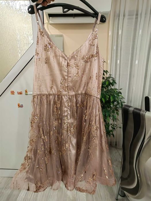 Официална рокля със златисти пакети.