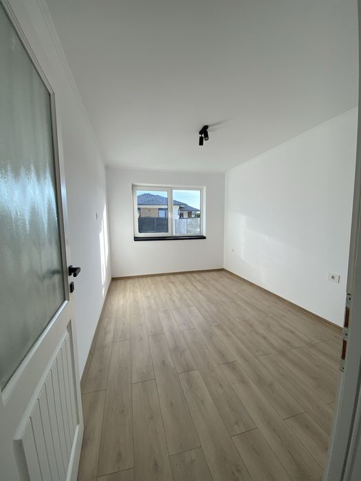 Dau in chirie casa in cartierul Viena