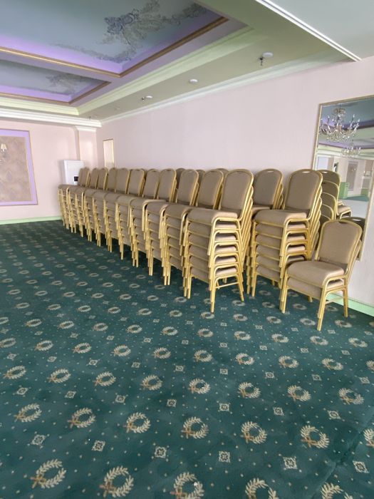 Много столов , стульев