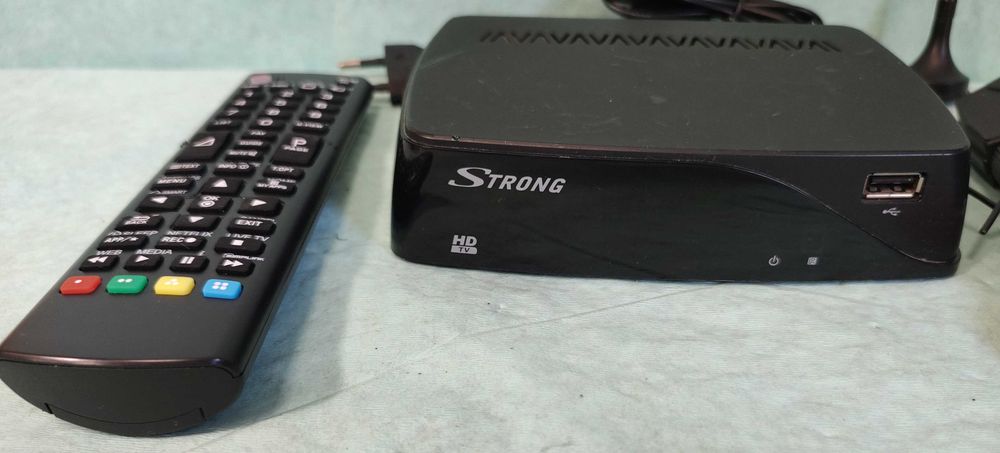 Приемник декодер с гаранция 1 година + антена за ефирна цифрова телевизия STRONG SRT 8108 DVB-Tuner тунер