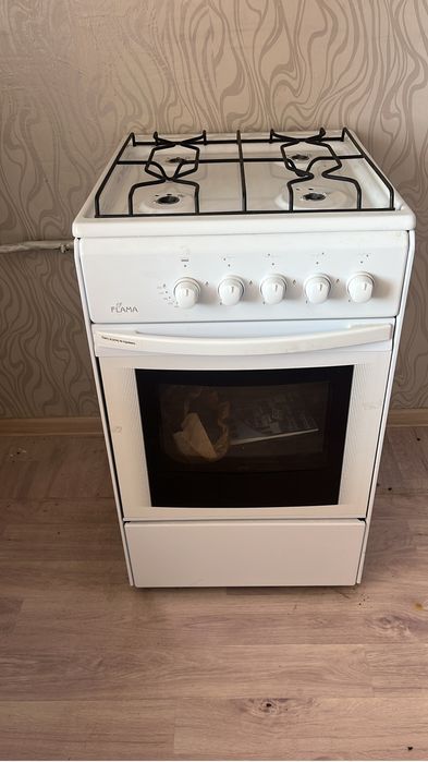 Продам газ плиту новая