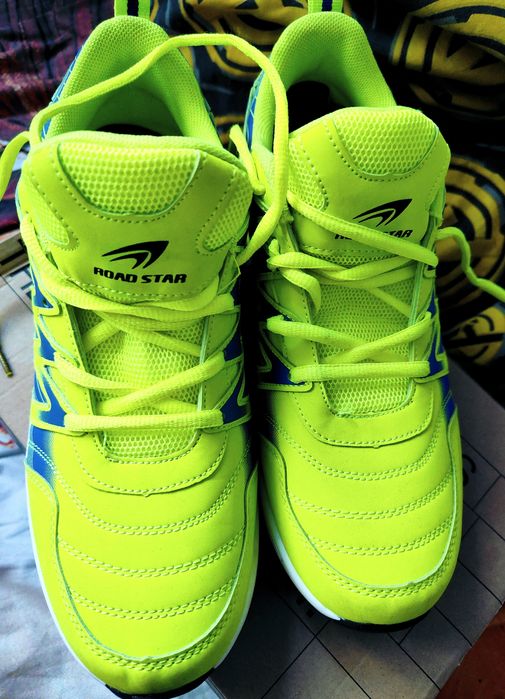 Adidași Road Star.