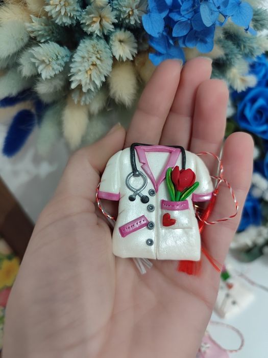 Broșe medic personalizate