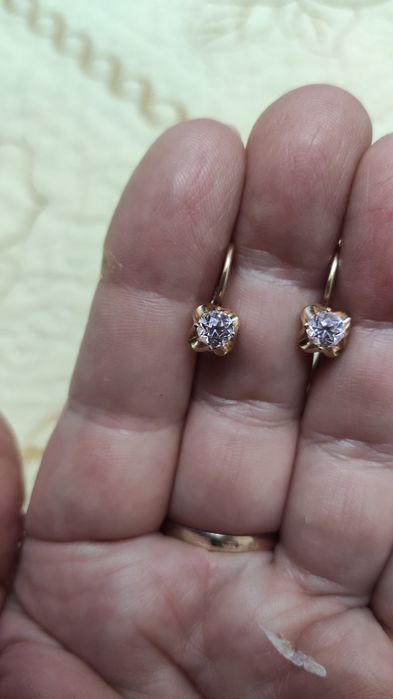 Продаются золотые серьги