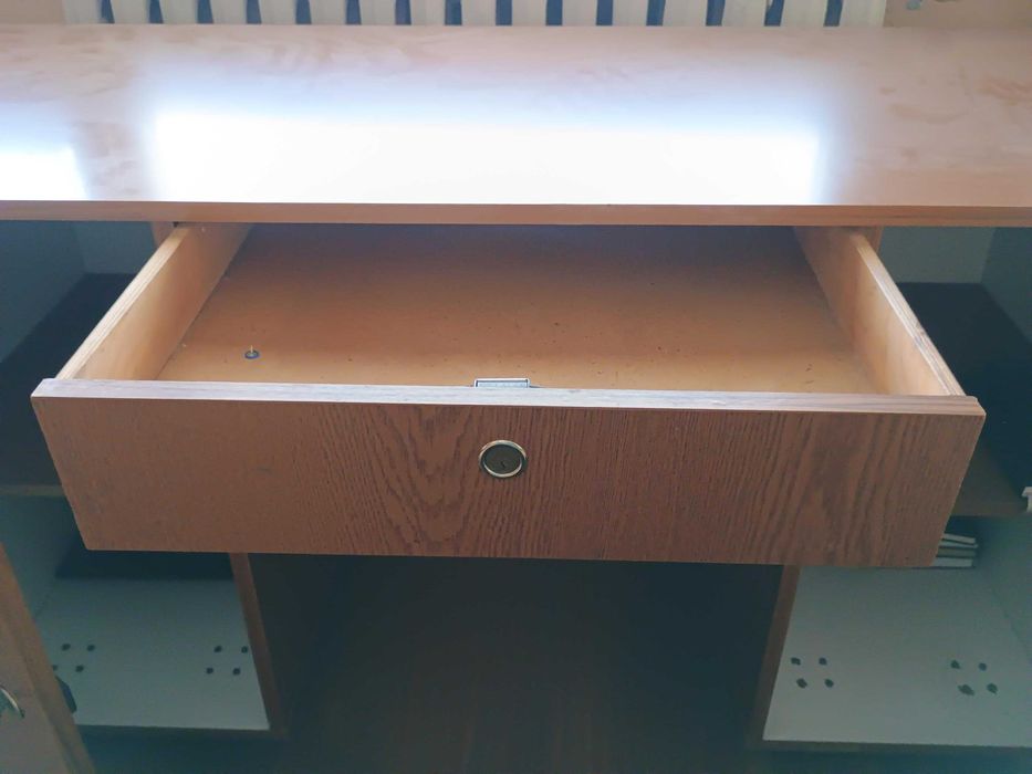 Дървено бюро със заключващи се чекмеджета