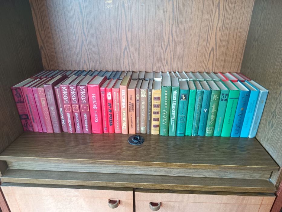 Продается библиотека в отличном состоянии