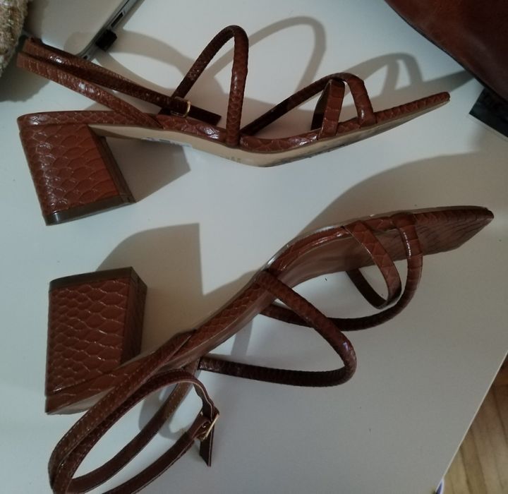 Кожени сандали Primarс с кроко ефект, чанта Gucci