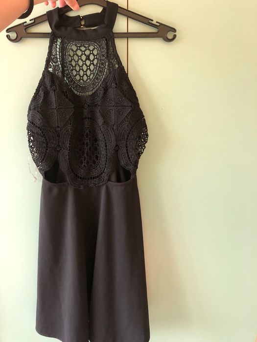 къса черна рокля