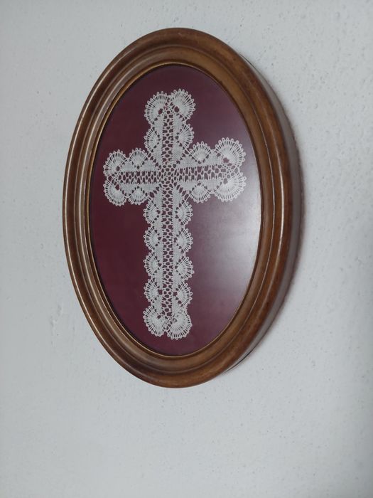 Кръст от дантела