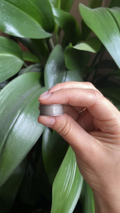 Продам серебряное кольцо WORLD