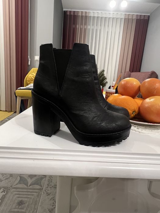 Високи черни боти