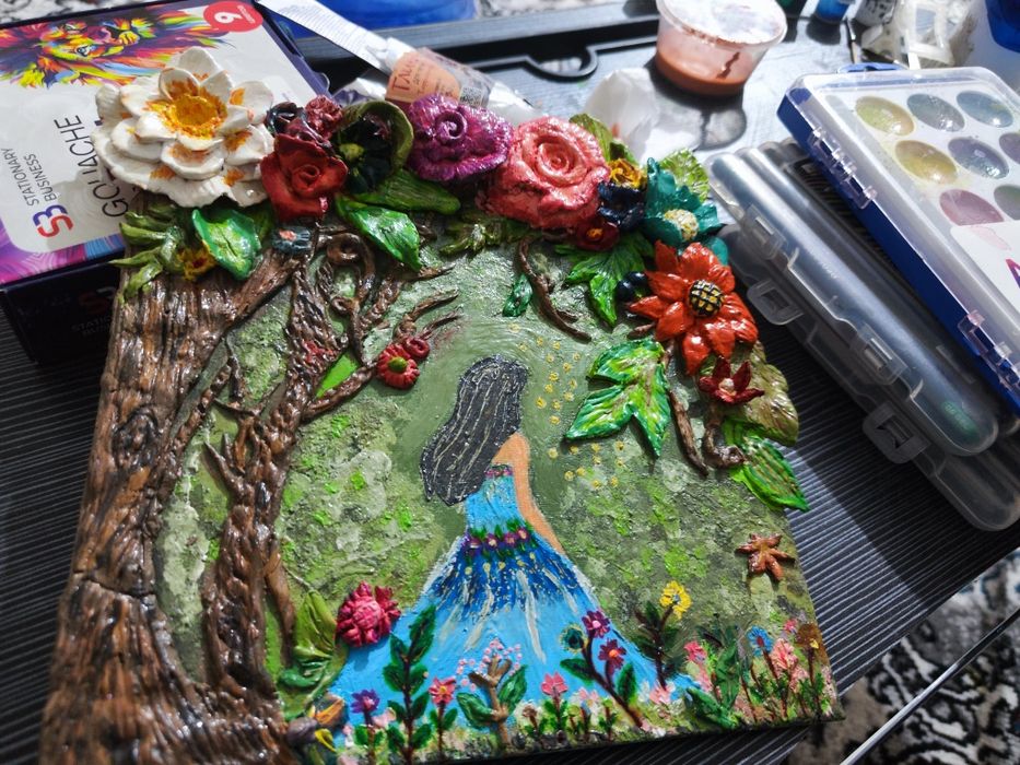 Tuvalga loy va ranglar bilan chiroyli tarzda qolipga solingan rasm.