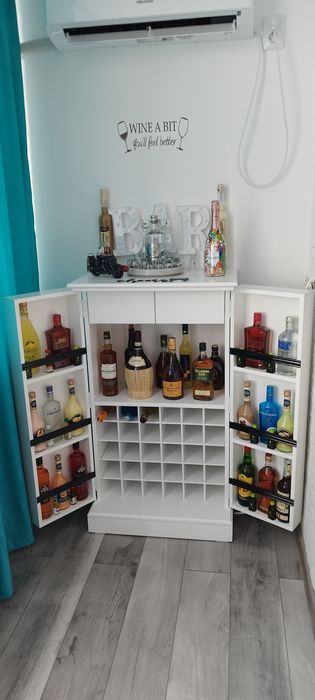 Fac   și  vând  mobilier bucătărie  baie    dresing  living.