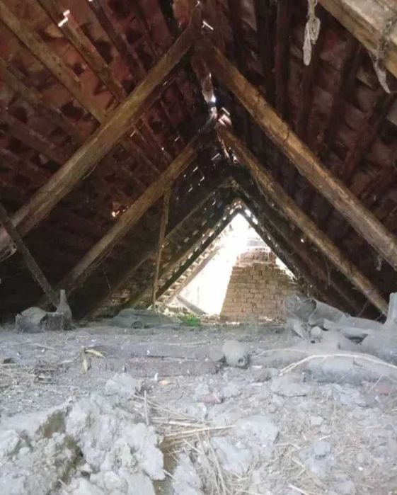 Vând lemn vechi de salcâm pentru proiecte rustice