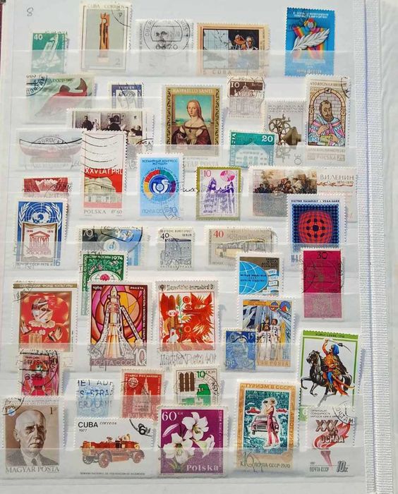 Класьор с над 400 бр. пощенски марки .