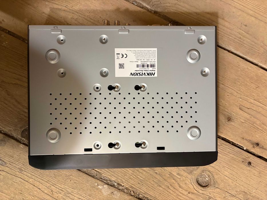 DVR Hikvision DS-7204HUHI-K1 8 canale IP, 4 canale Turbo HD H.265+ folosit 3 luni stare ca nou