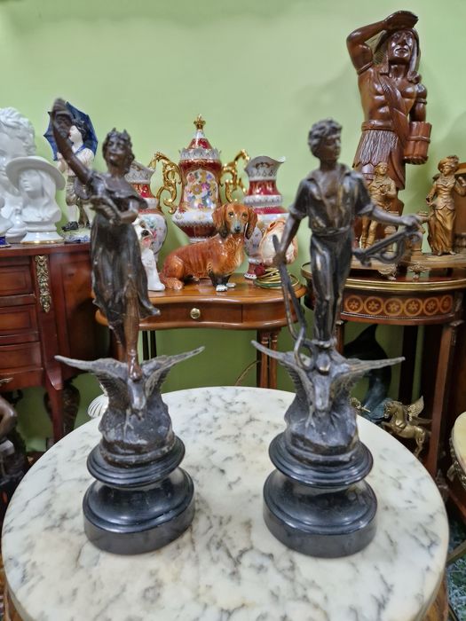 Чифт антикварни френски фигури статуетки