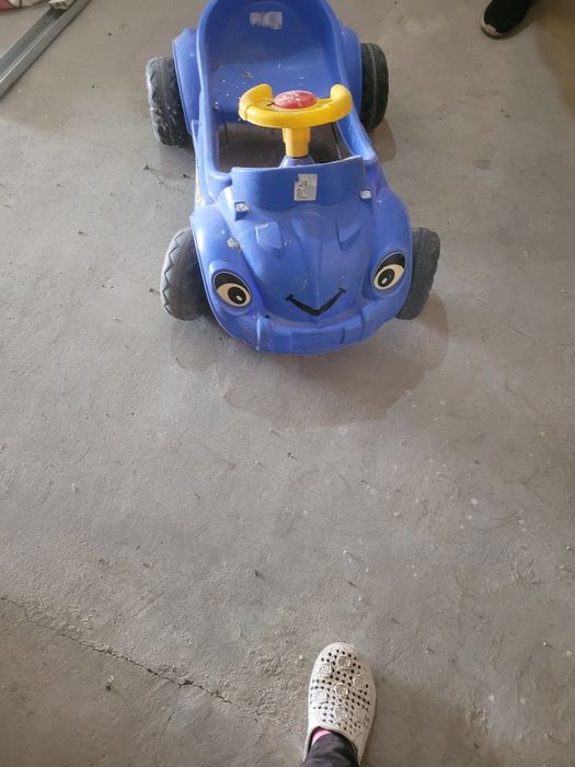 Кола с педали  и е от по големите