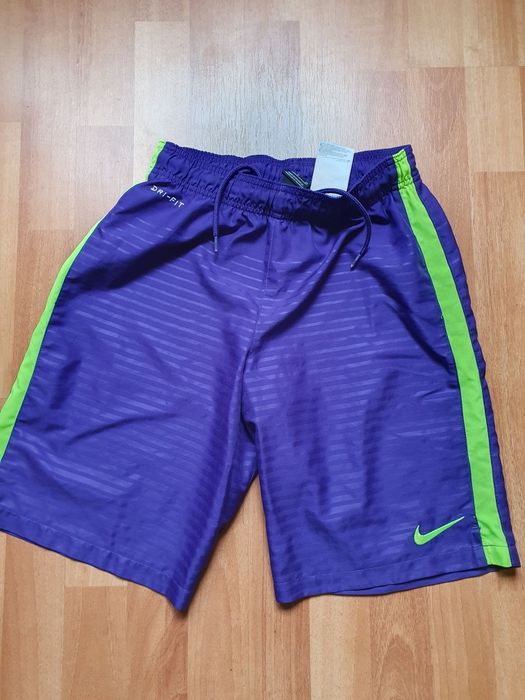 Vând 4 perechi de pantaloni scurți de fotbal