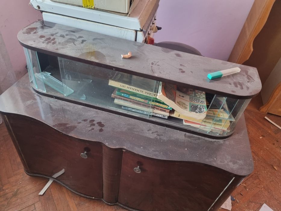 Mobilier vechi si o lampa de biliard