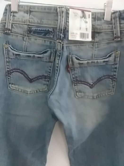LEVIS нови оригинални дамски дънки размер W26 L34