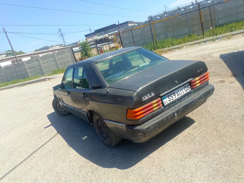 Машина Мерседес Benz 190