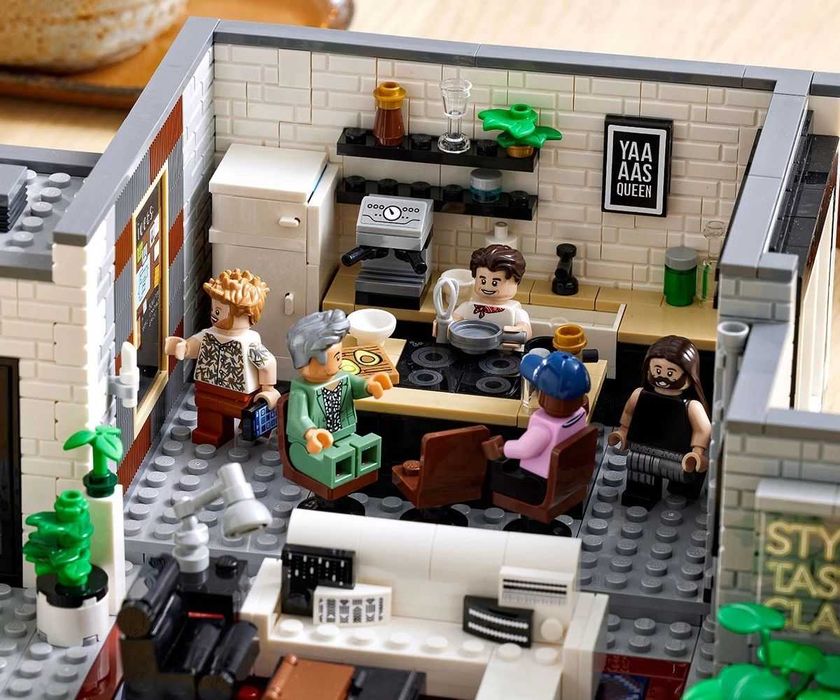 LEGO Icons 10291 Queer Eye, Апартаментът на The Fab 5