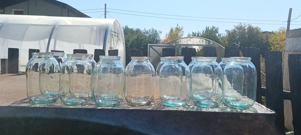 Продам банки стеклянные  2-ух  литровые.