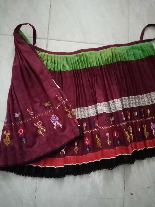 Женска народна носия-престилка и пищимал.