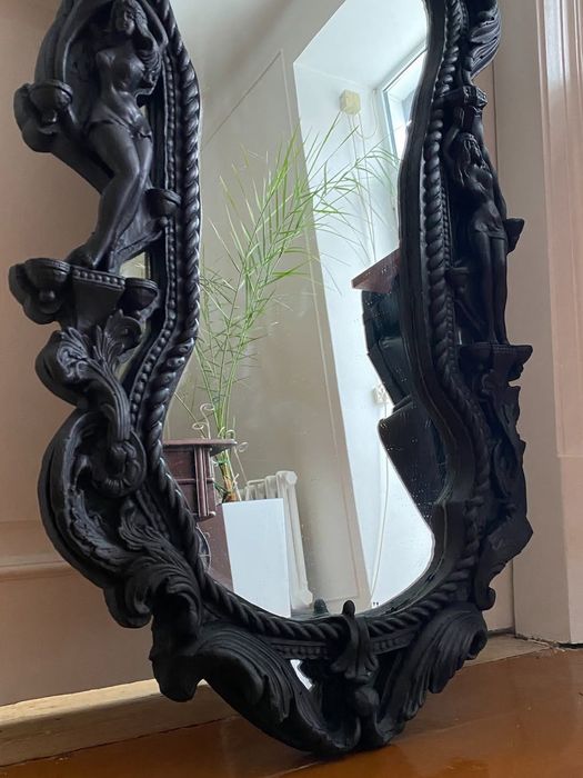 Зеркало в гипсовой раме