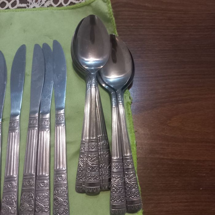 12 големи лъжици, 8 малки лъжици, 9 вилици, 11ножа.