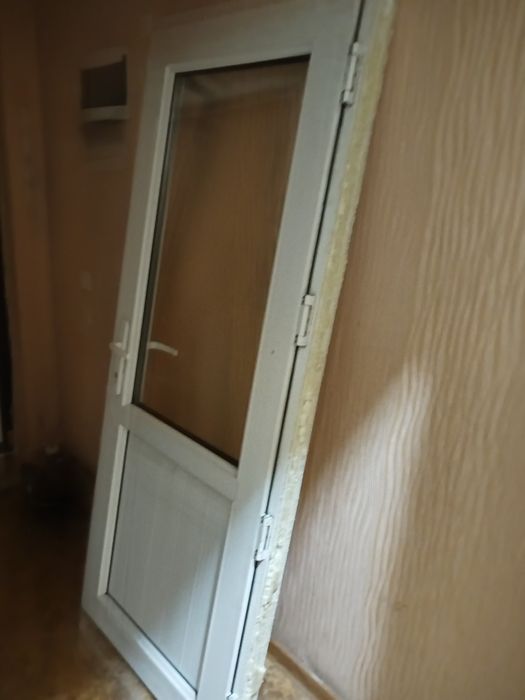 Продам дверь пластиковую